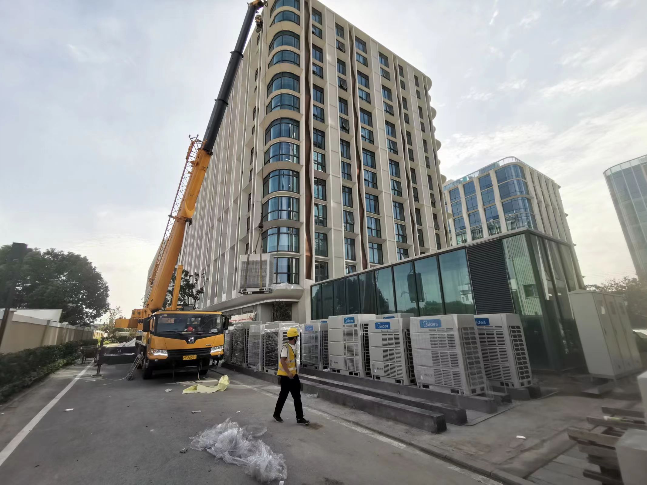 小米汽车实验室VRV主机就位现场